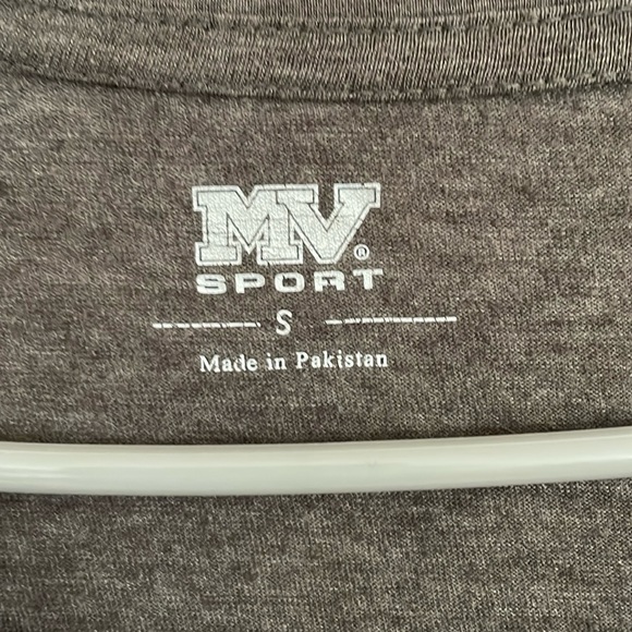 Gray V-neck T-shirt with American flag size small - Picture 2 of 4